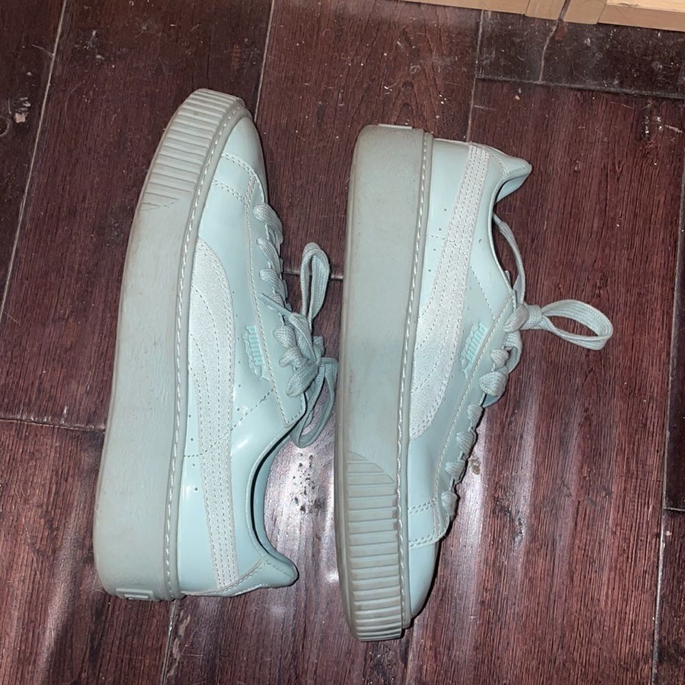 Women’s 7 puma teal shiny sneakers